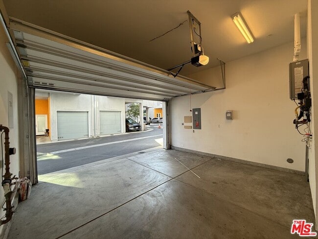 Building Photo - 2931 1/2 Denby Ave