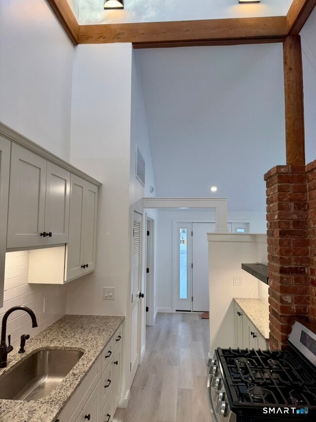 Building Photo - 15 Finch Run