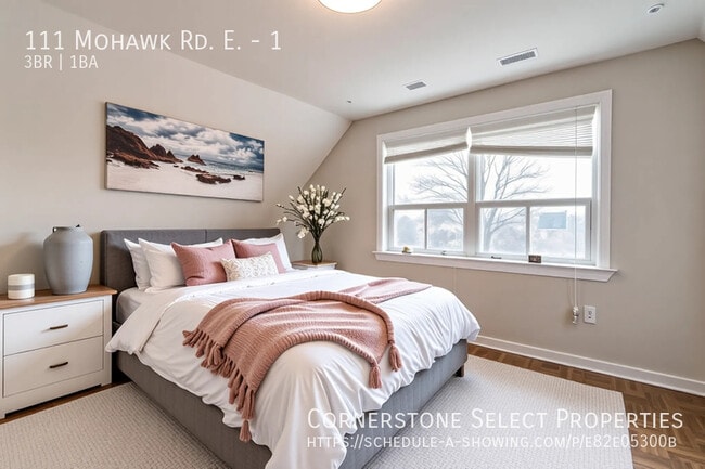 Building Photo - Updated 3 Bedroom In Triplex