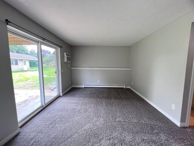 Foto del edificio - Two Bedroom Apartment - Lower Level with L...