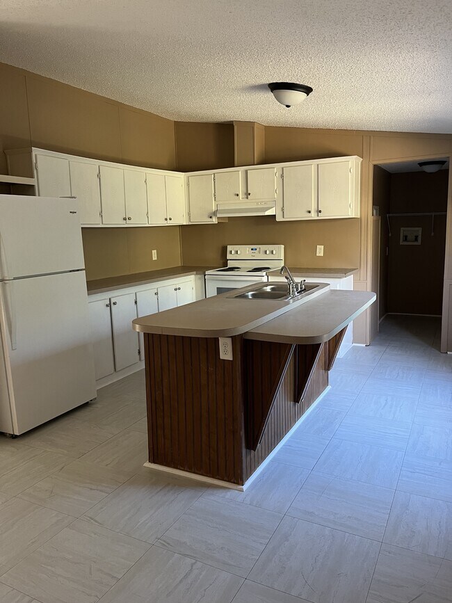 Building Photo - 142 Meadow Ln