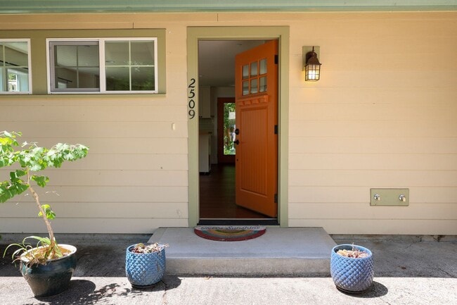 Building Photo - MOVE IN READY NOW! Stylish One-Bedroom A/C...