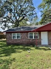 Building Photo - 704 S Oak Hill St
