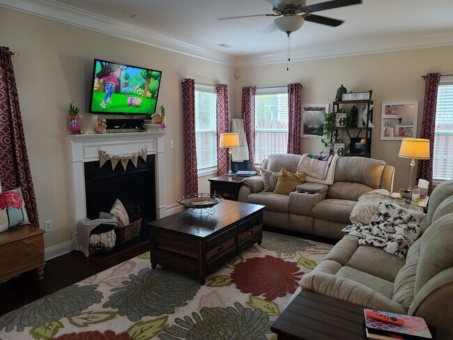 Building Photo - Beautiful, spacious 4 bedroom, 2.5 bath ho...