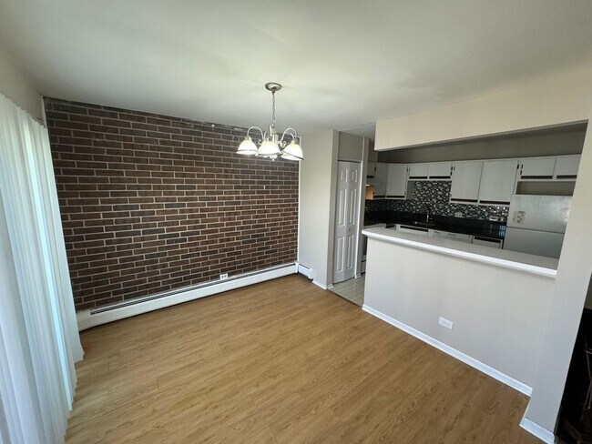 Foto del edificio - 2 Bedroom Condo in Palatine