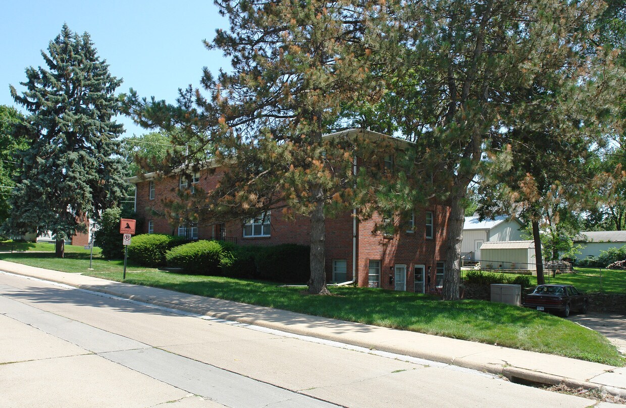 4915 Mayberry St, Omaha, NE 68106 Apartments in Omaha, NE