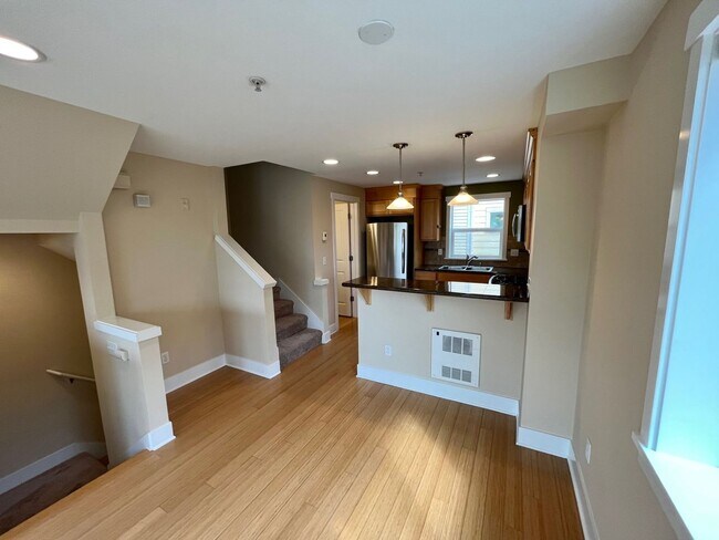 Building Photo - Ballard Townhome