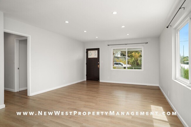 Foto del edificio - Upgraded Oceanside 3 Bedroom, Available Now! Small Pet OK!