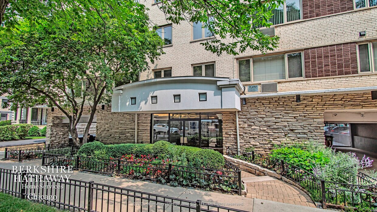 Primary Photo - 426 W Barry Avenue