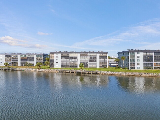 Foto del edificio - Four Seasons River Front Condo