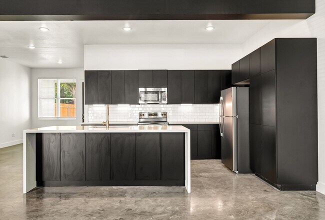 Building Photo - 213 Lynn Dr