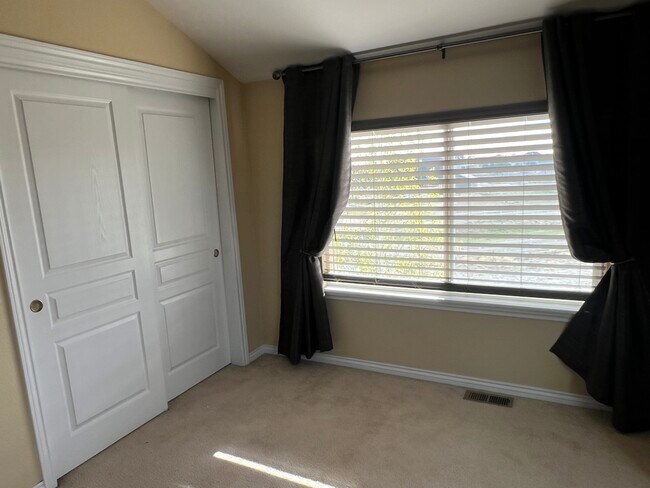 Dormitorio grande - 15074 Lindark St