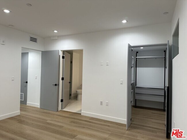 Foto del edificio - 9842 Vidor Dr