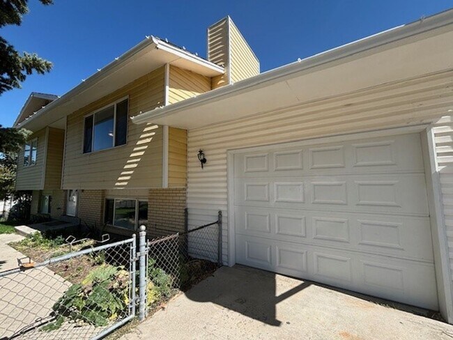 Foto del edificio - Beautiful Home with Nice Fenced Yard - 1 C...