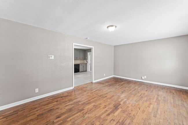 Building Photo - 2 Bedroom Home with Spacious Fenced In Yard!  1st Month's Rent is Free!*