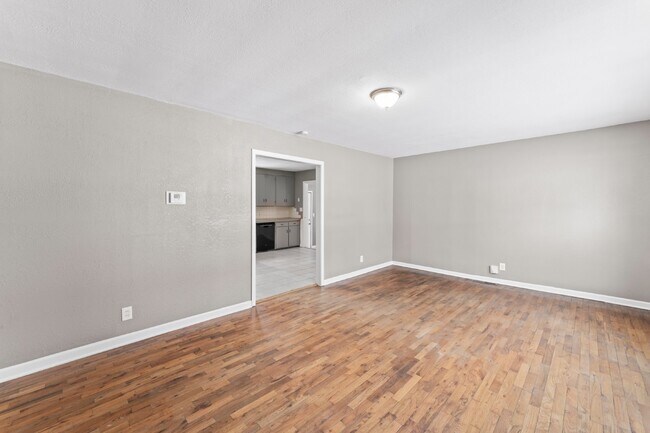 Foto del edificio - 2 Bedroom Home with Spacious Fenced In Yard!  1st Month's Rent is Free!*