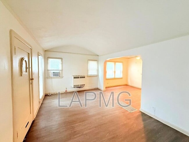 Foto del edificio - 614-614 N Poinsettia Pl