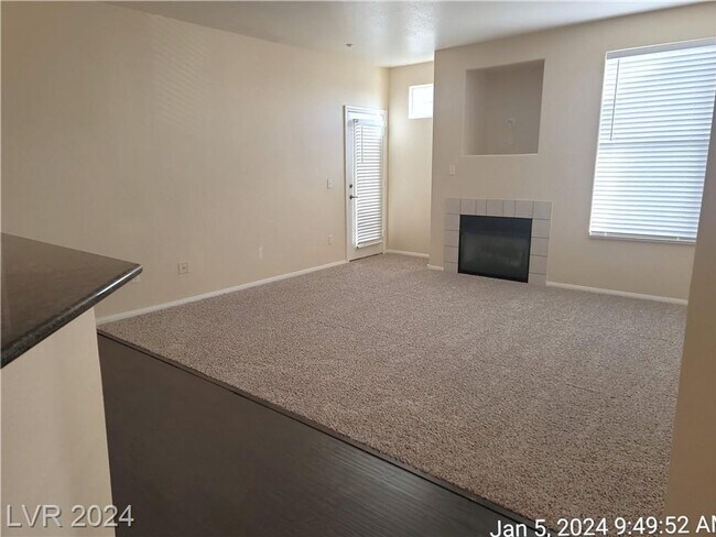 Foto del edificio - GATED 2 BEDROOM TOWNHOME WITH ATTACHED GAR...