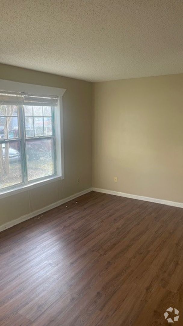 Building Photo - 5020 Thoroughbred Ln