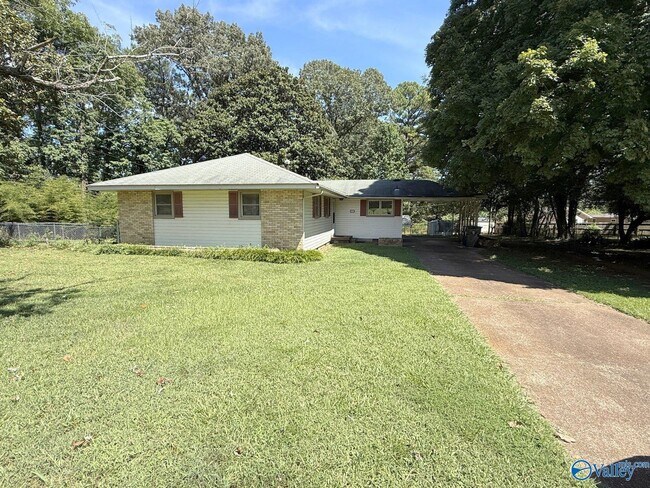 Building Photo - 1012 Strong St