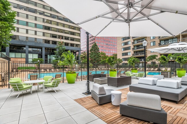 Terraza con paisaje con cabañas, asientos de lujo, y sillas para salón - Crystal Square