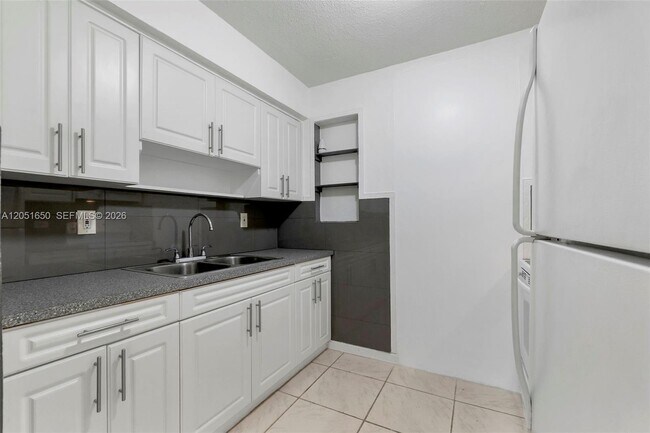 Foto del edificio - 670 NE 130th St