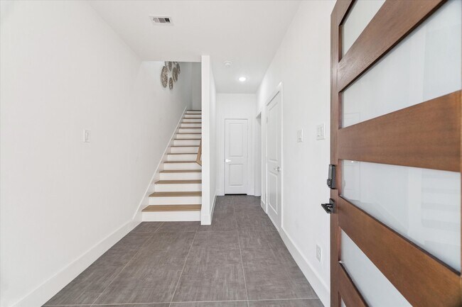 Building Photo - 2122 Oatfield Dr