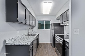 Building Photo - 5871 N 47th Dr