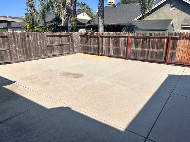 Building Photo - Beautiful 4 bed 2 bath