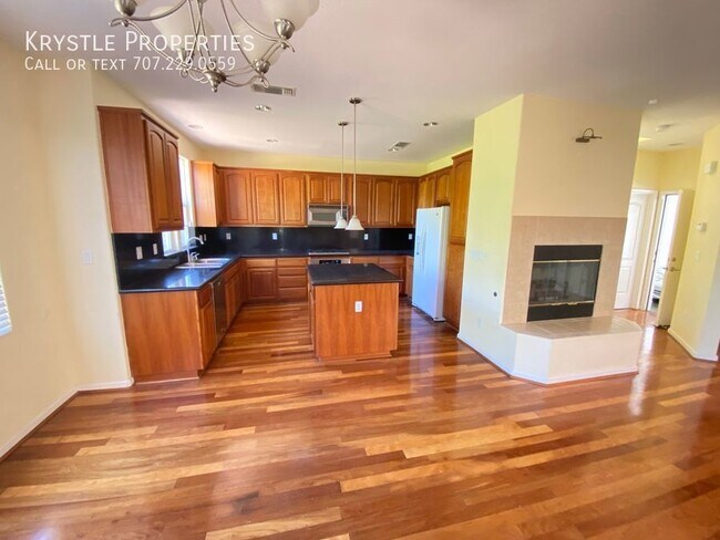 Building Photo - Beautiful bi-level Hiddenbrooke gem! Golf ...