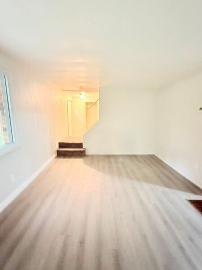 Building Photo - 472-474-474 Guylyn Dr