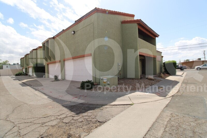 Primary Photo - 2202 W Glenrosa Ave