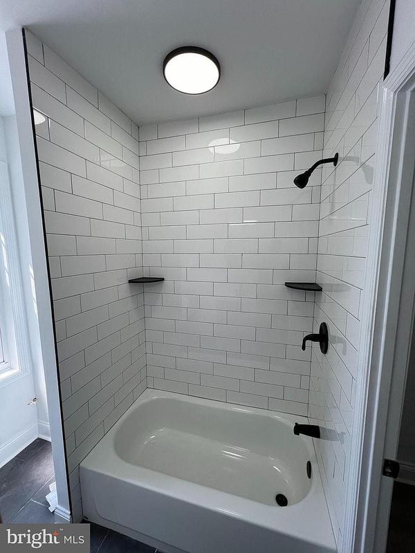 Building Photo - 925 W 3rd St