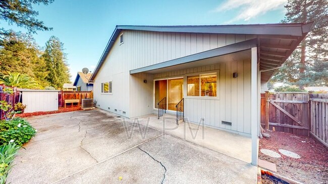 Building Photo - 1119 Hillside Dr