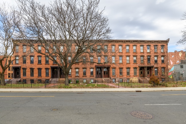 Building Photo - 58 Buckingham St