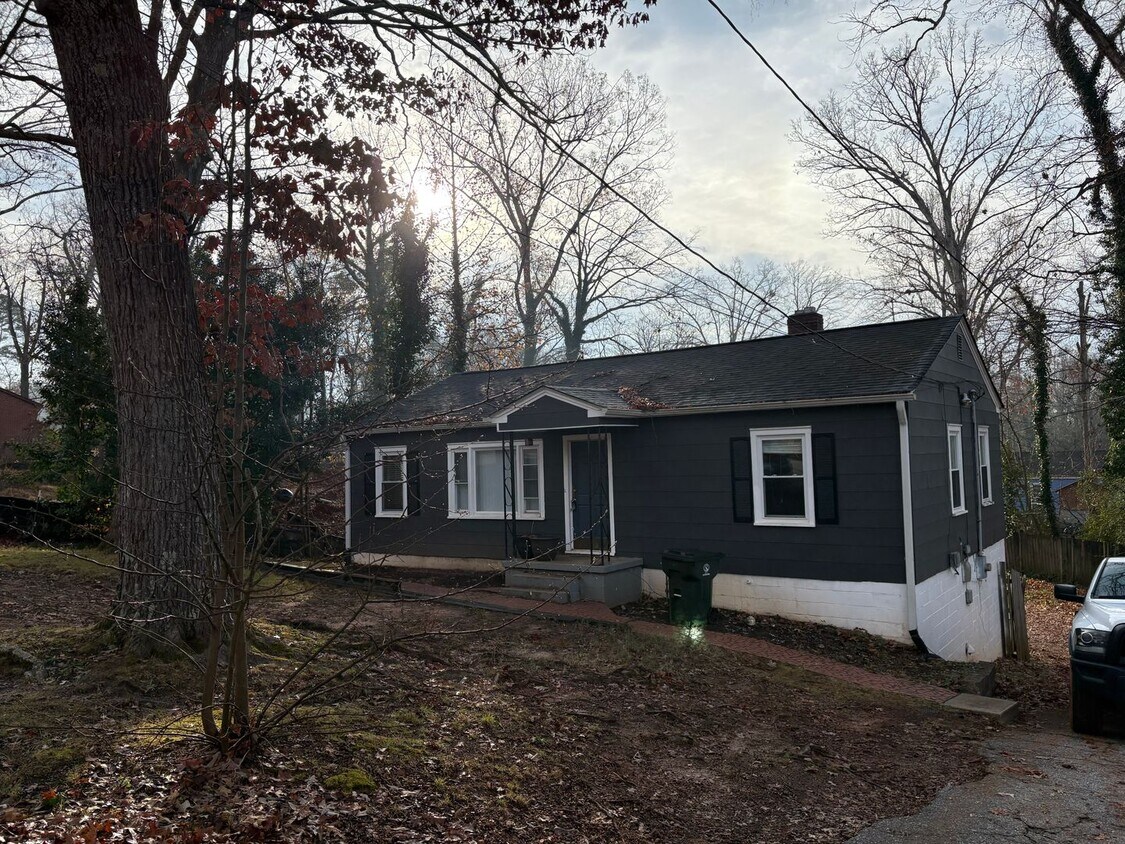 Foto del edificio - 4 Bedroom 2 Bath Bungalow home in Greenville