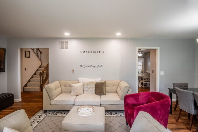 Building Photo - 648 Dauphine Ct