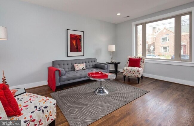 Plenty of space to relax! - 4000 8th St NE