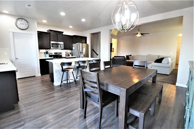 Foto del edificio - 119 S Baraya Way