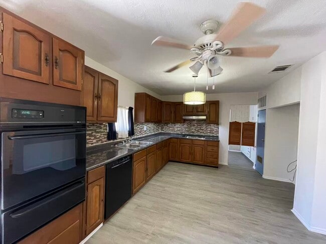 Building Photo - 7721 Mohawk Dr