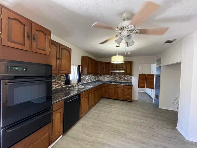 Foto del edificio - 7721 Mohawk Dr