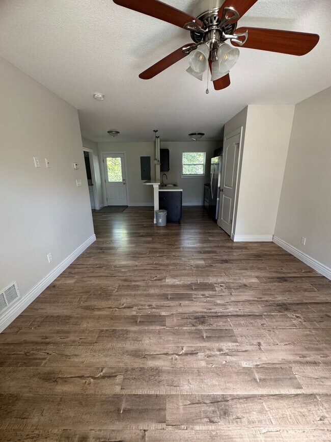 Building Photo - Oak St Duplex