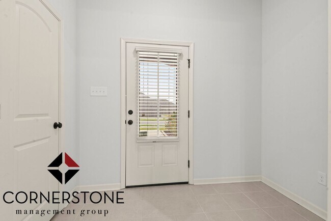 Building Photo - HOLIDAY PRICING SPECIAL! 3 BEDROOM, 2 BATH...
