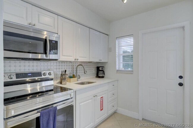 Foto del edificio - 2740-2742 NE 30th Pl