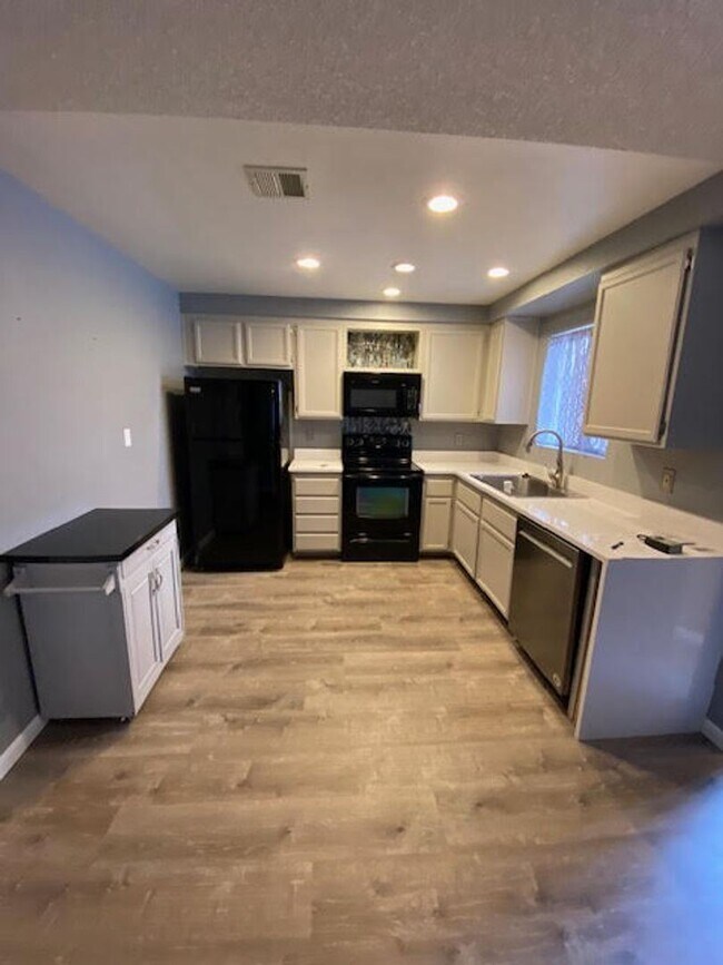 Building Photo - 2 br, 2 bath House - 2240 Highpointe Dr #203