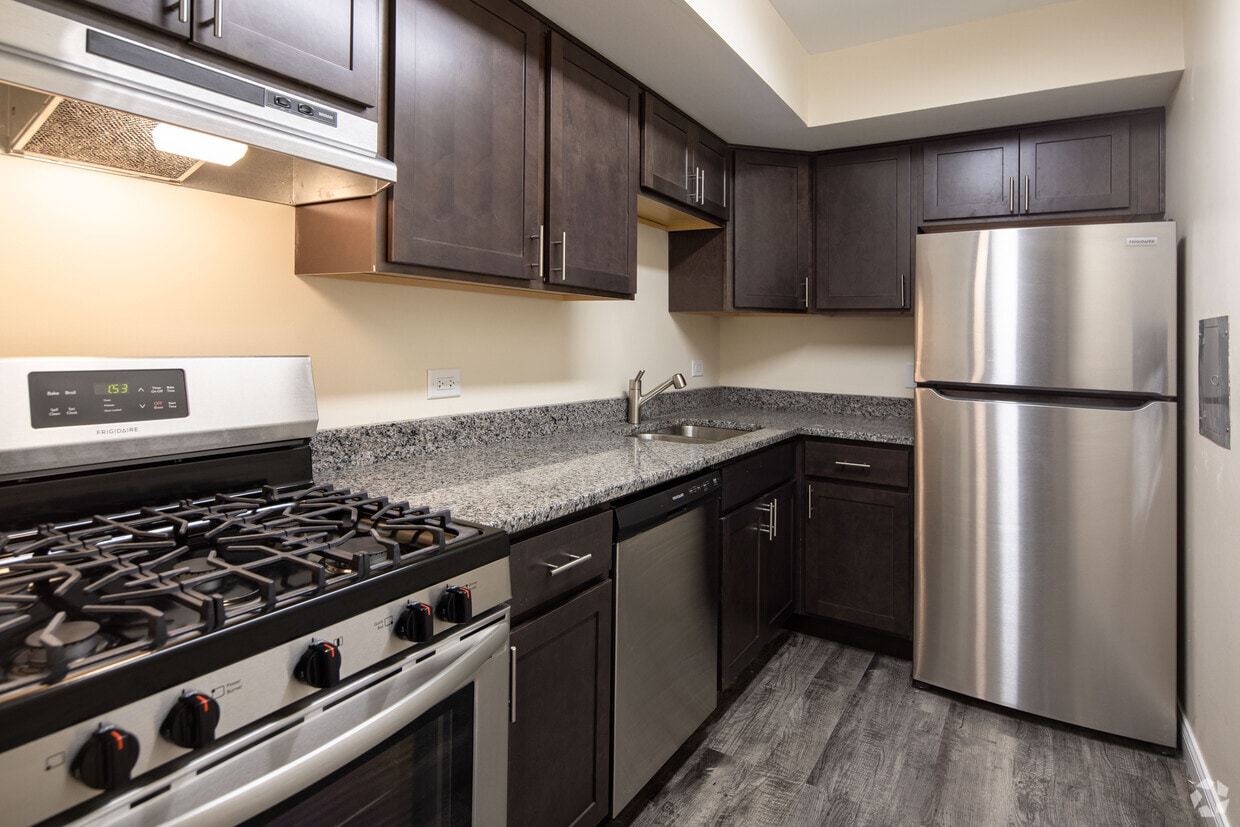 Primary Photo - Crystal Lake Apartments