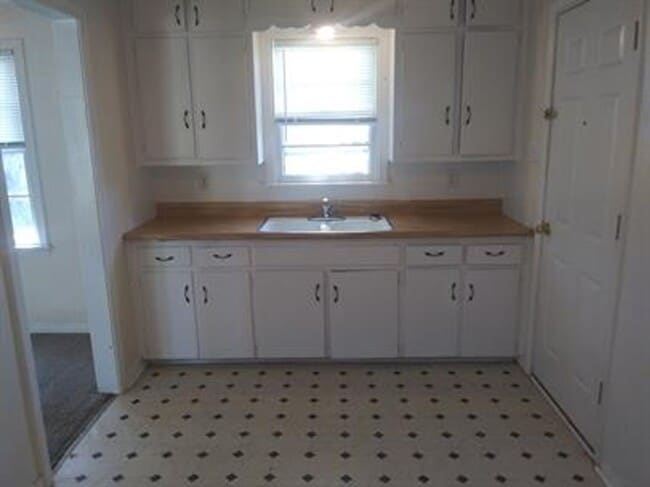 Building Photo - 305 N Belleview St