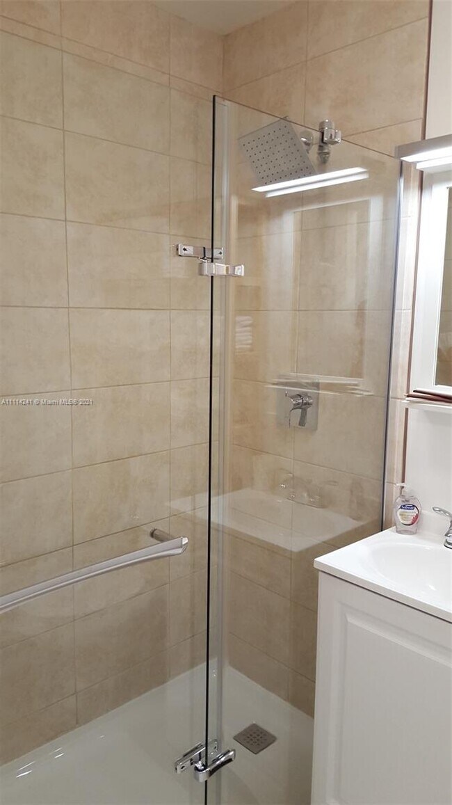 Foto del edificio - 3025 Indian Creek Dr