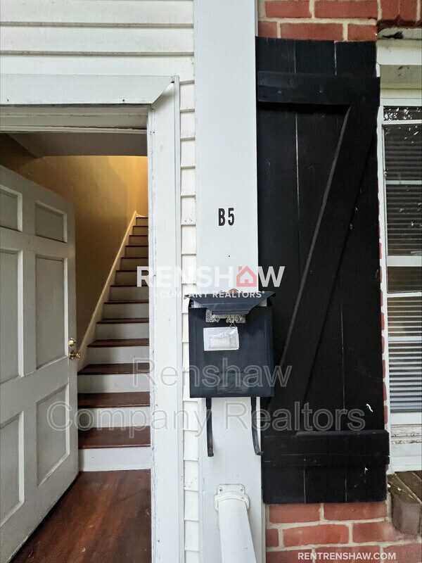 Building Photo - 529 N Sampson Ave