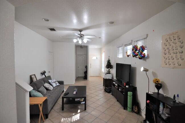 Building Photo - Incredible Location and Property!